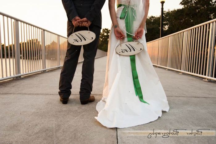 Hoe de receptie tafel borden te personaliseren. Maak de lay-out van de tabellen door het creëren van een persoonlijke ontvangst tafel borden gemaakt van namen in plaats van nummers zodat iemand weten waar hun zetel is geplaatst in met in de receptie.