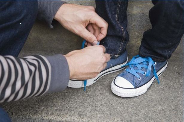 Hoe een kind leren schoenen te strikken